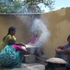 Donne del villaggio cucinano per noi